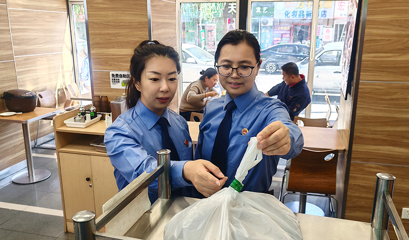 检察官实地查看外卖封口签规范使用情况（受访单位供图）