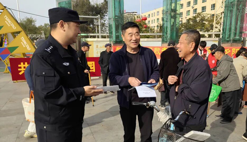 头题图,台安县公安局邀请退休民警与一线民警辅警走进公园,开展反诈宣传活动。